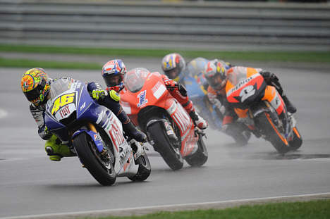 Valentino Rossi kan køre sin Fiat Yamaha til endnu en VM-titel i den kommende weekend, hvis blot tingene flasker sig rigtigt. På billedet fører han Grand Prix’et i Indianapolis foran Casey Stoner og Daniel Pedrosa.
